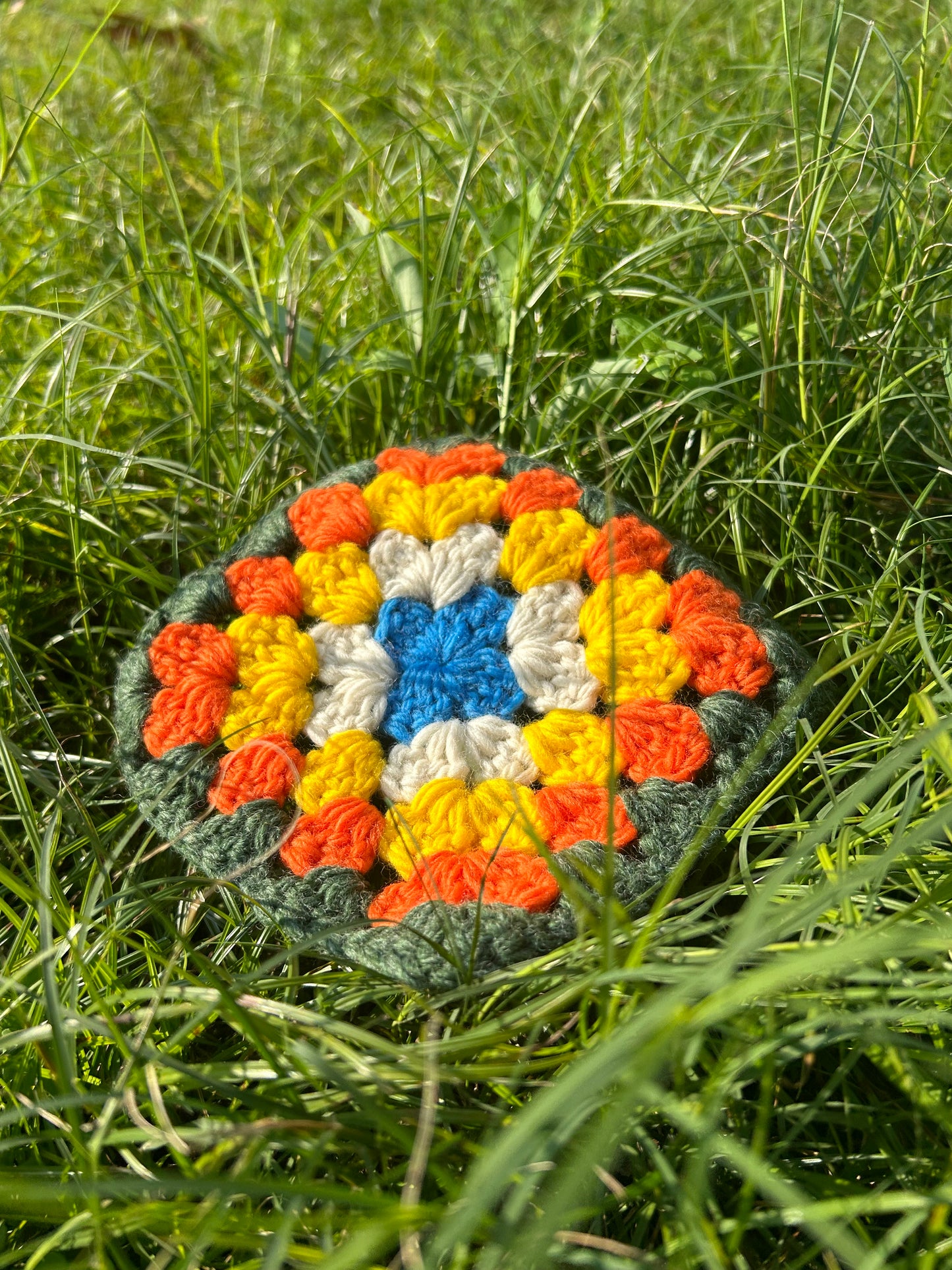 Gehäkelte Blumenfliesen aus reiner Wolle - handgefertigte Häkelquadrate