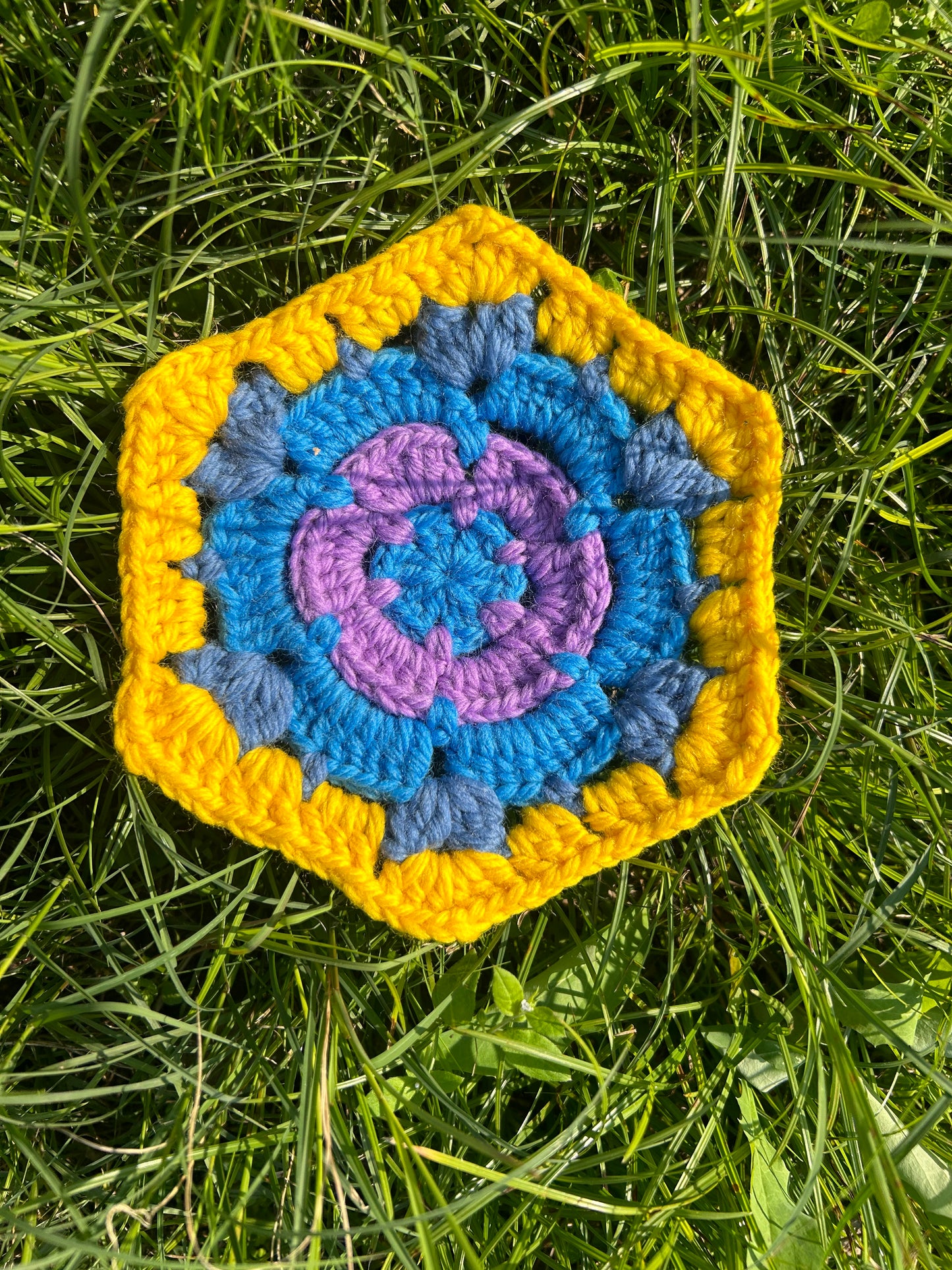 DIY Häkelblumenfliesen - handgemachte Häkelquadrate