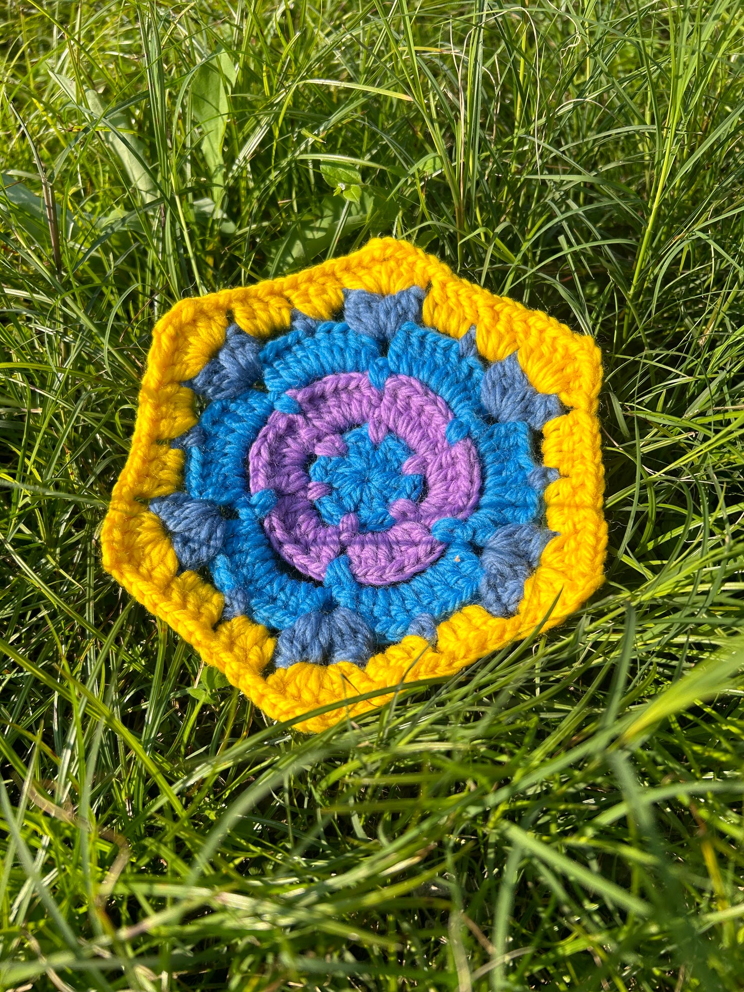 DIY Häkelblumenfliesen - handgemachte Häkelquadrate