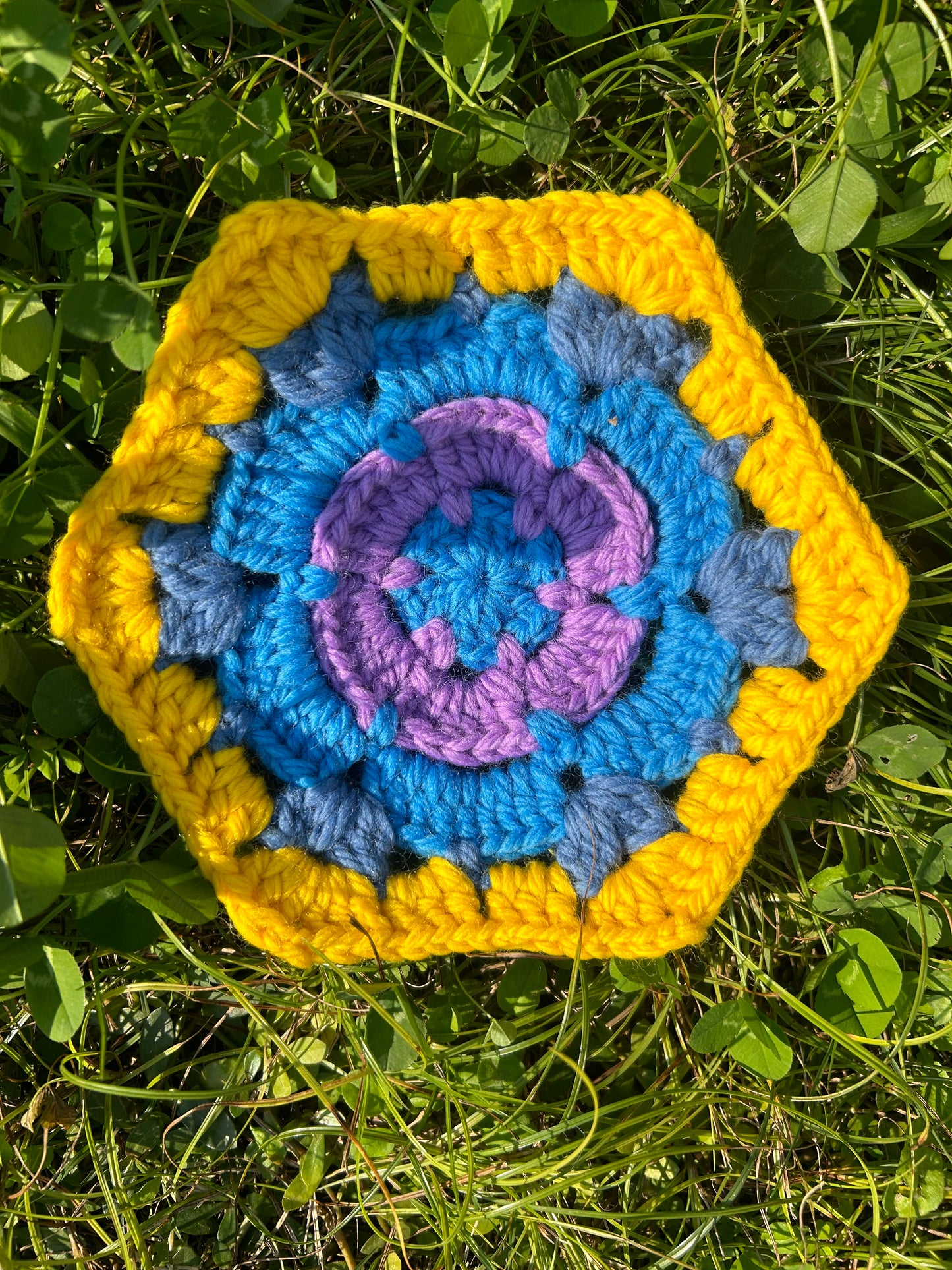 DIY Häkelblumenfliesen - handgemachte Häkelquadrate