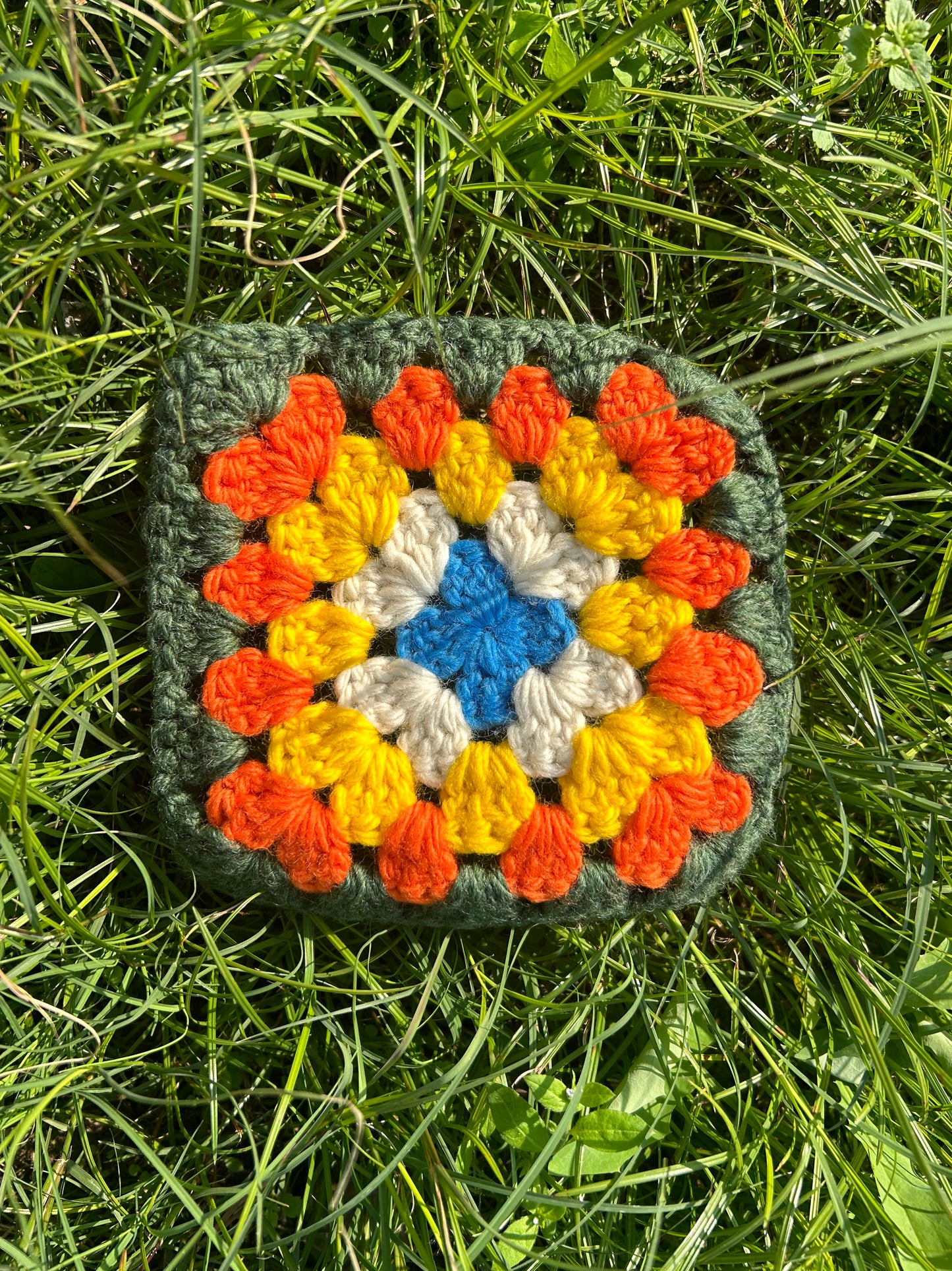 Gehäkelte Blumenfliesen aus reiner Wolle - handgefertigte Häkelquadrate