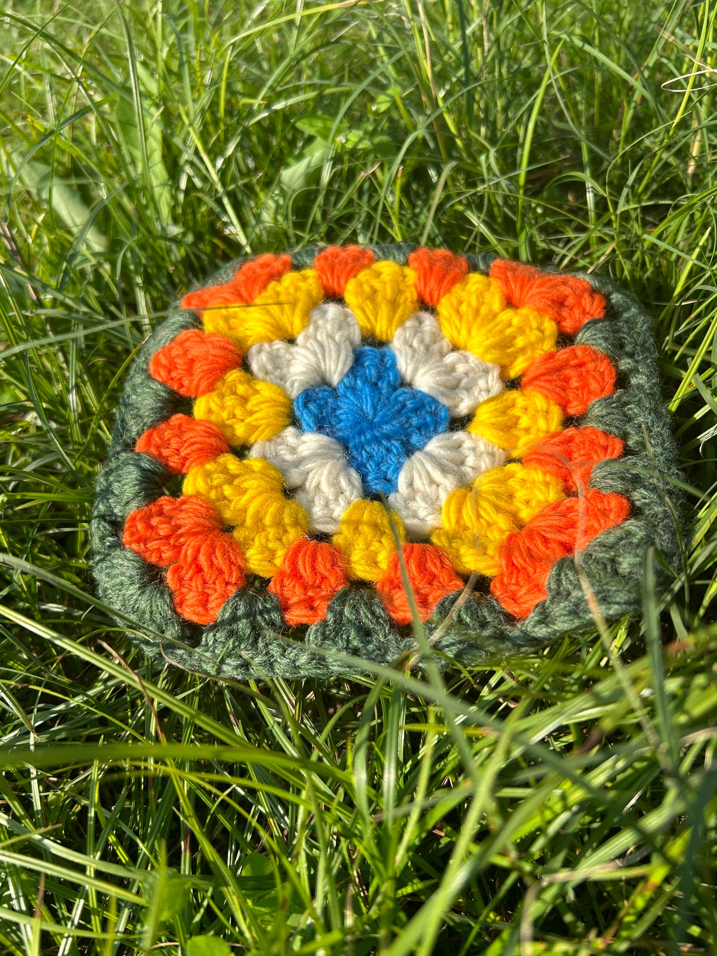 Gehäkelte Blumenfliesen aus reiner Wolle - handgefertigte Häkelquadrate
