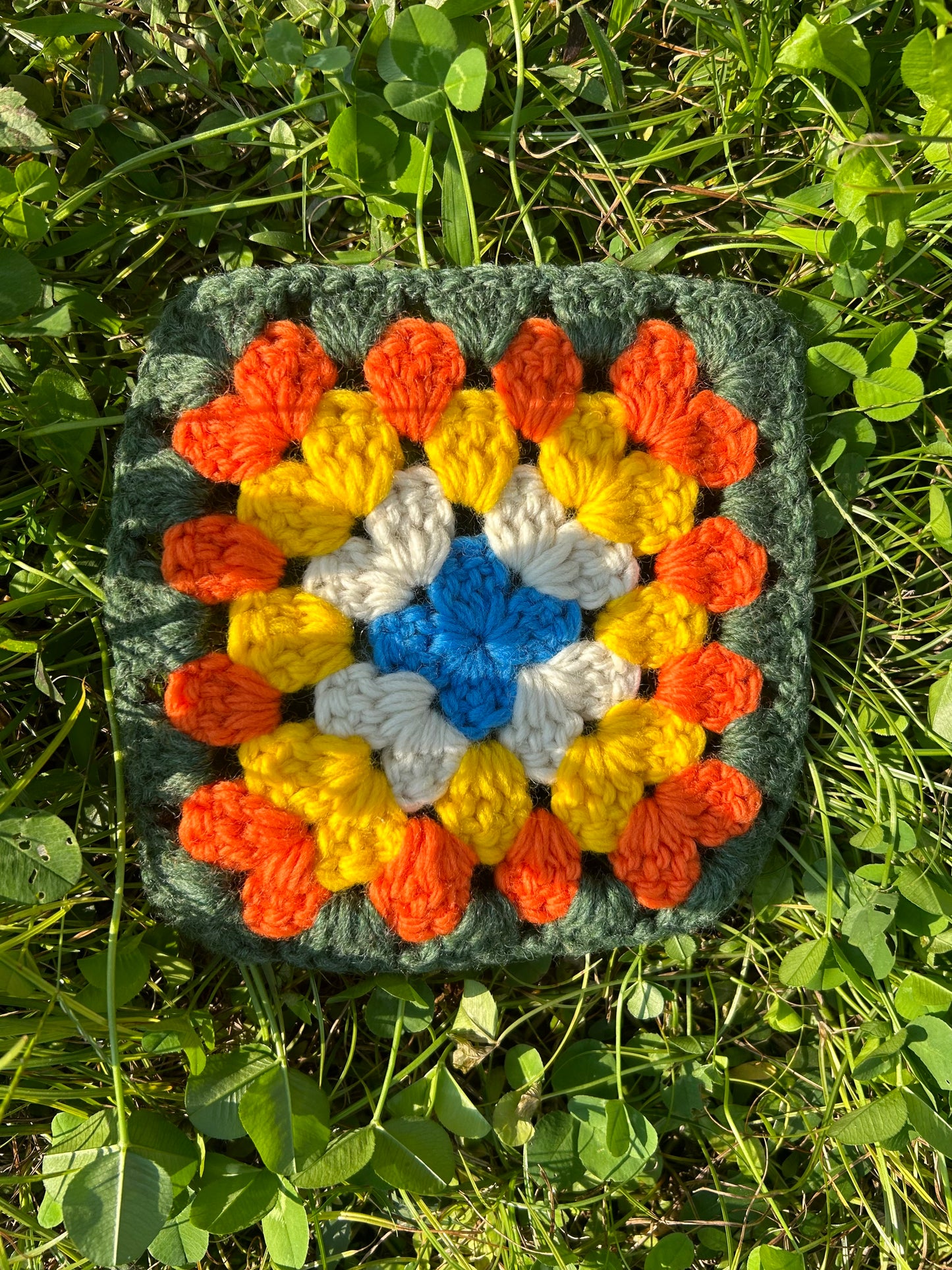 Gehäkelte Blumenfliesen aus reiner Wolle - handgefertigte Häkelquadrate