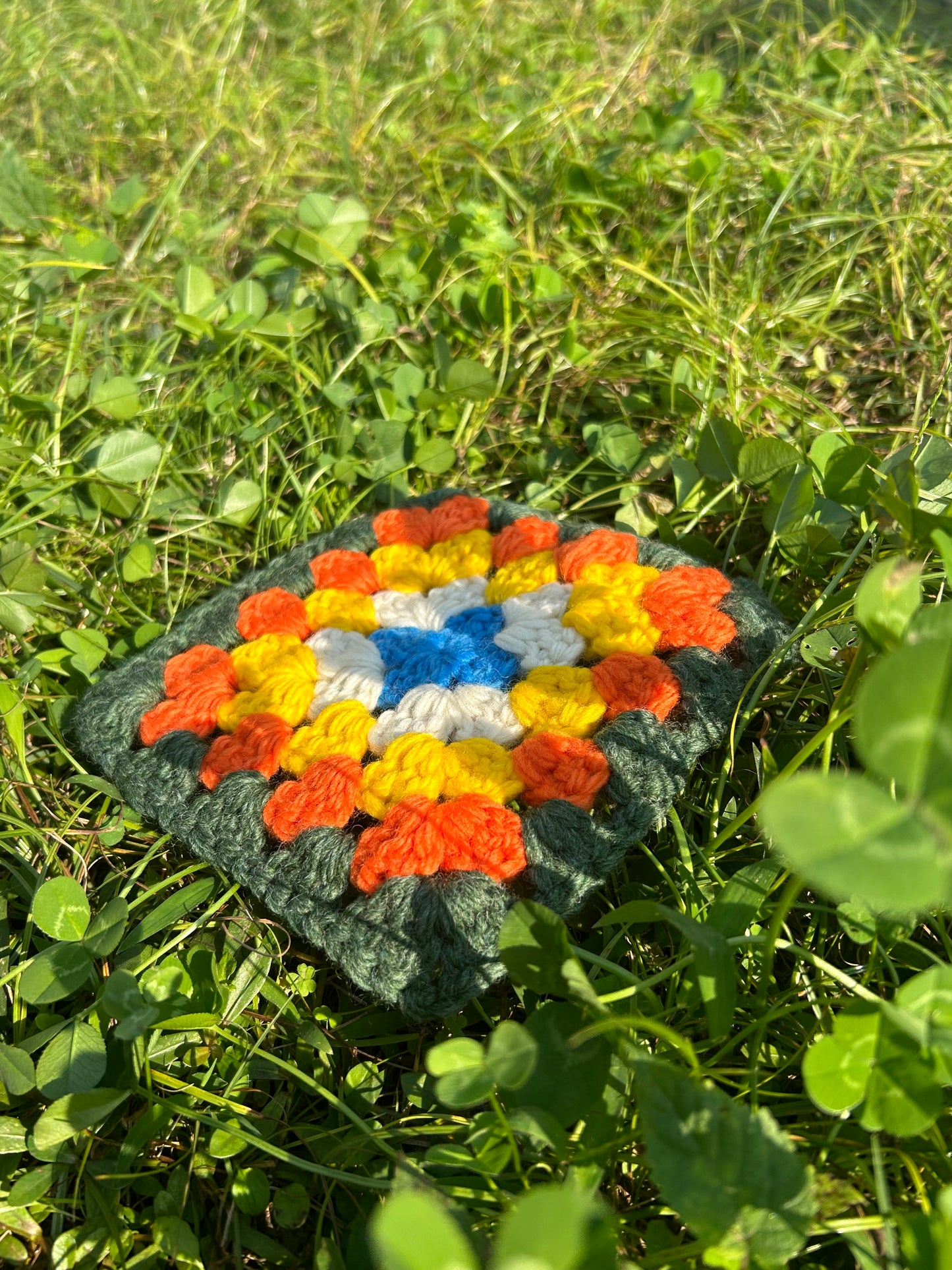 Gehäkelte Blumenfliesen aus reiner Wolle - handgefertigte Häkelquadrate