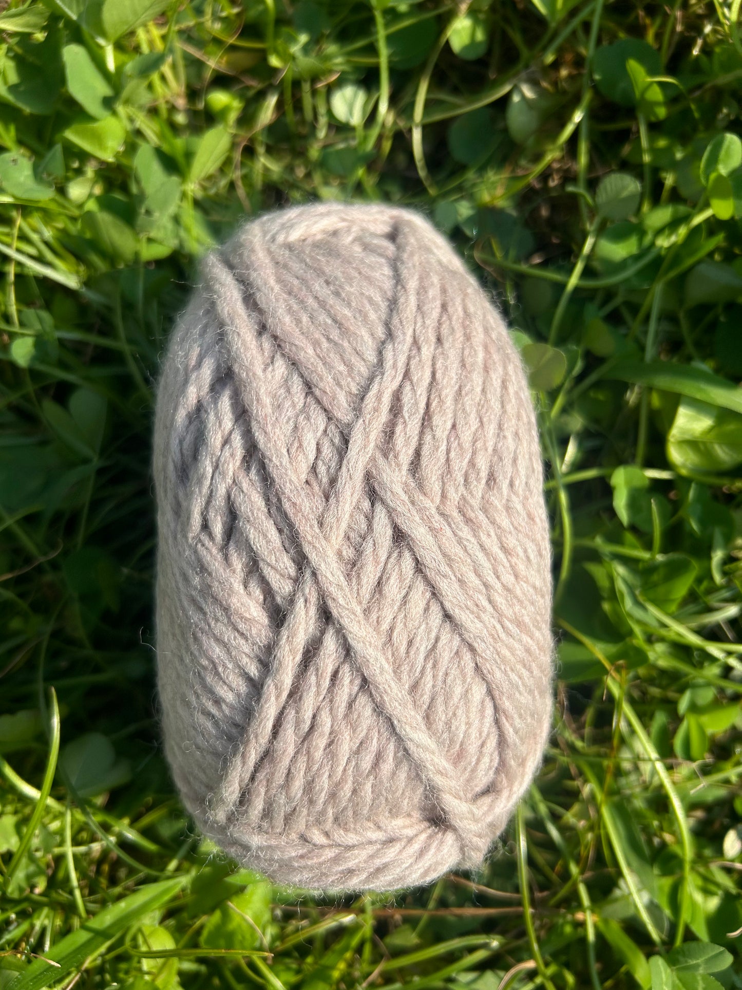 Grobes Garn aus reiner Wolle – 2-fädig, 50-g-Strang, perfekt für Häkelnadeln der Größe 6–7 in den USA.